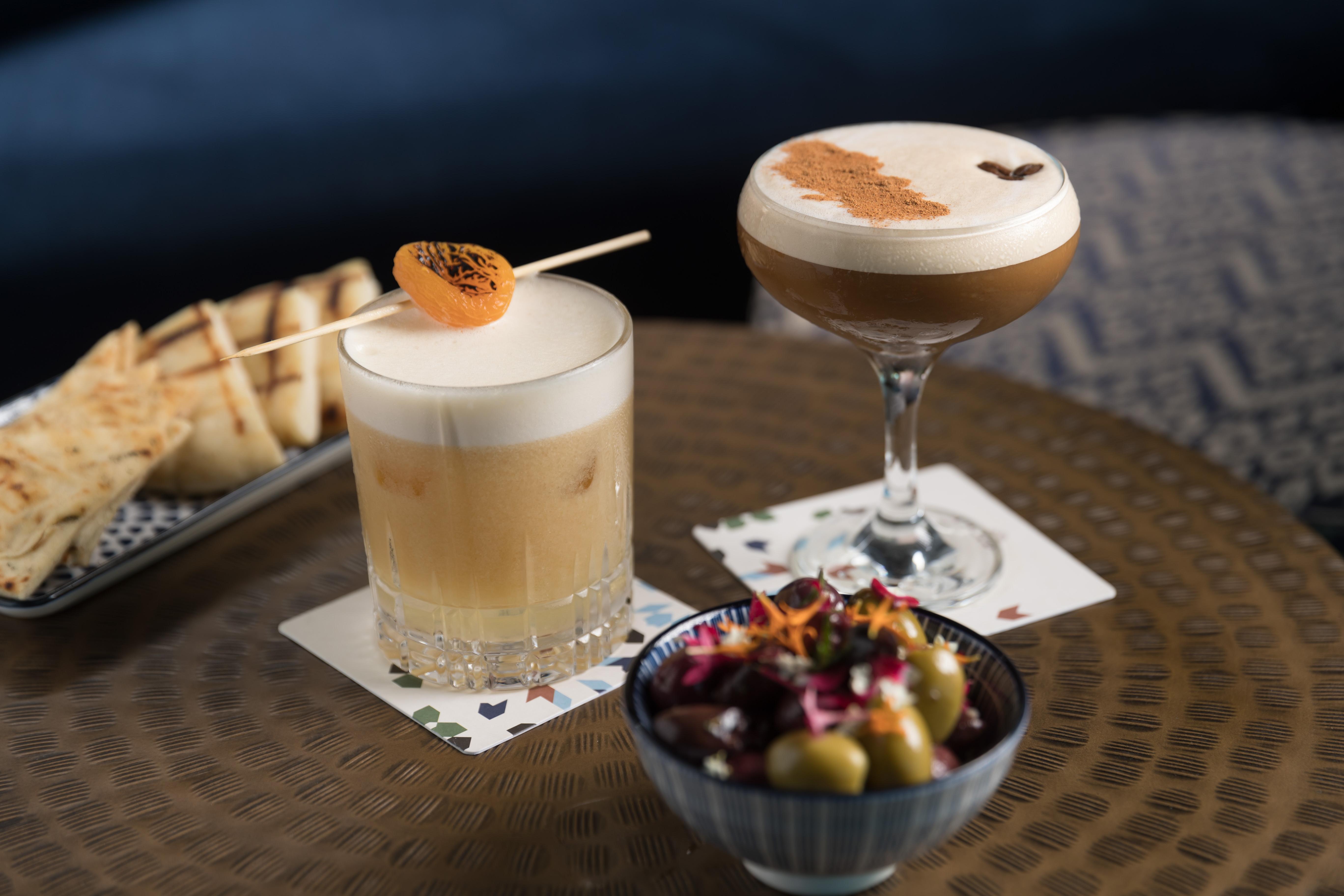 คริสตัลบรูค ไรลีย์ Hotel แคนส์ ภายนอก รูปภาพ A cocktail at the bar