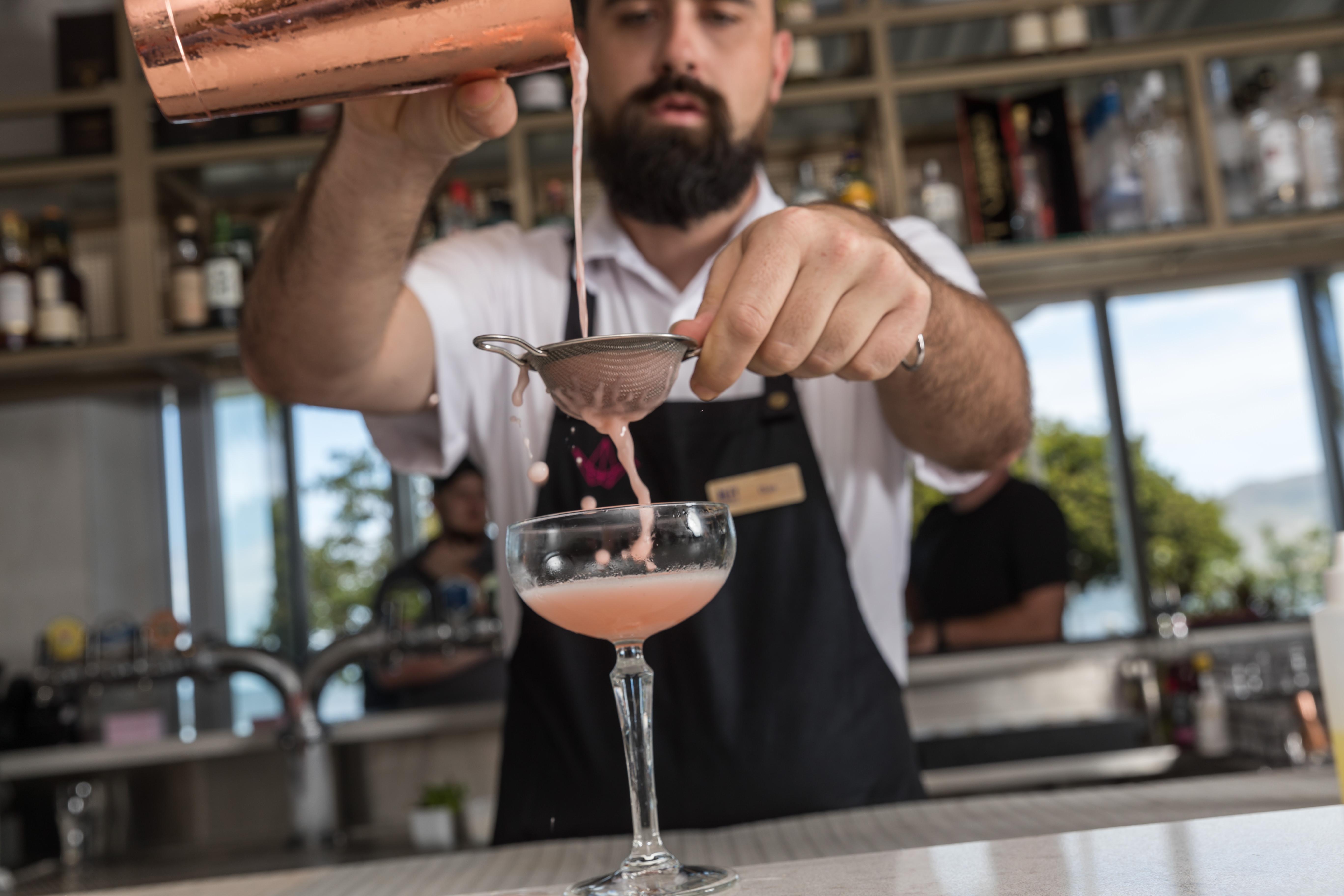 คริสตัลบรูค ไรลีย์ Hotel แคนส์ ภายนอก รูปภาพ A bartender straining a cocktail