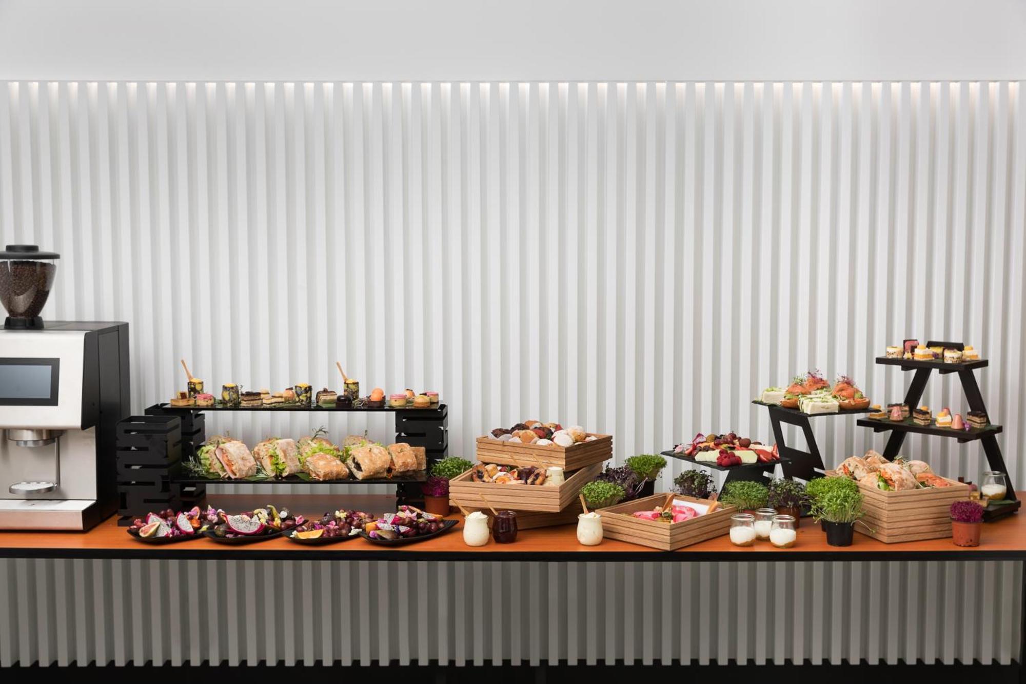 คริสตัลบรูค ไรลีย์ Hotel แคนส์ ภายนอก รูปภาพ A typical buffet