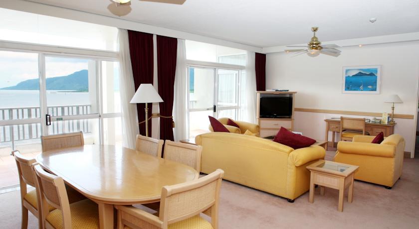 คริสตัลบรูค ไรลีย์ Hotel แคนส์ ภายนอก รูปภาพ A living room in a typical apartment
