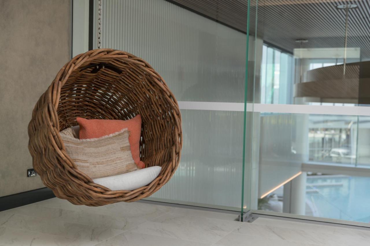 คริสตัลบรูค ไรลีย์ Hotel แคนส์ ภายนอก รูปภาพ A hanging chair